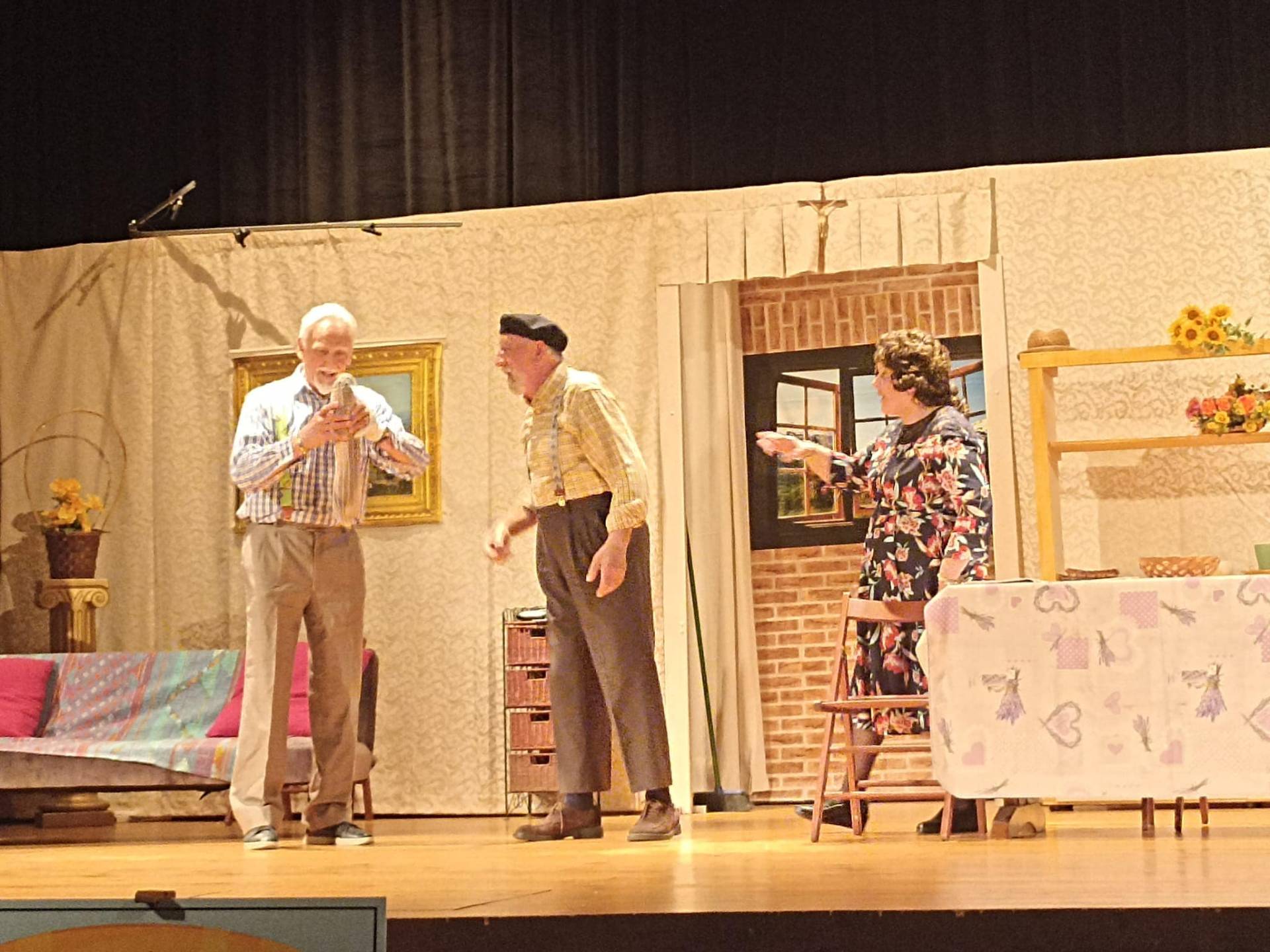 Scena con tre attori sul palco
