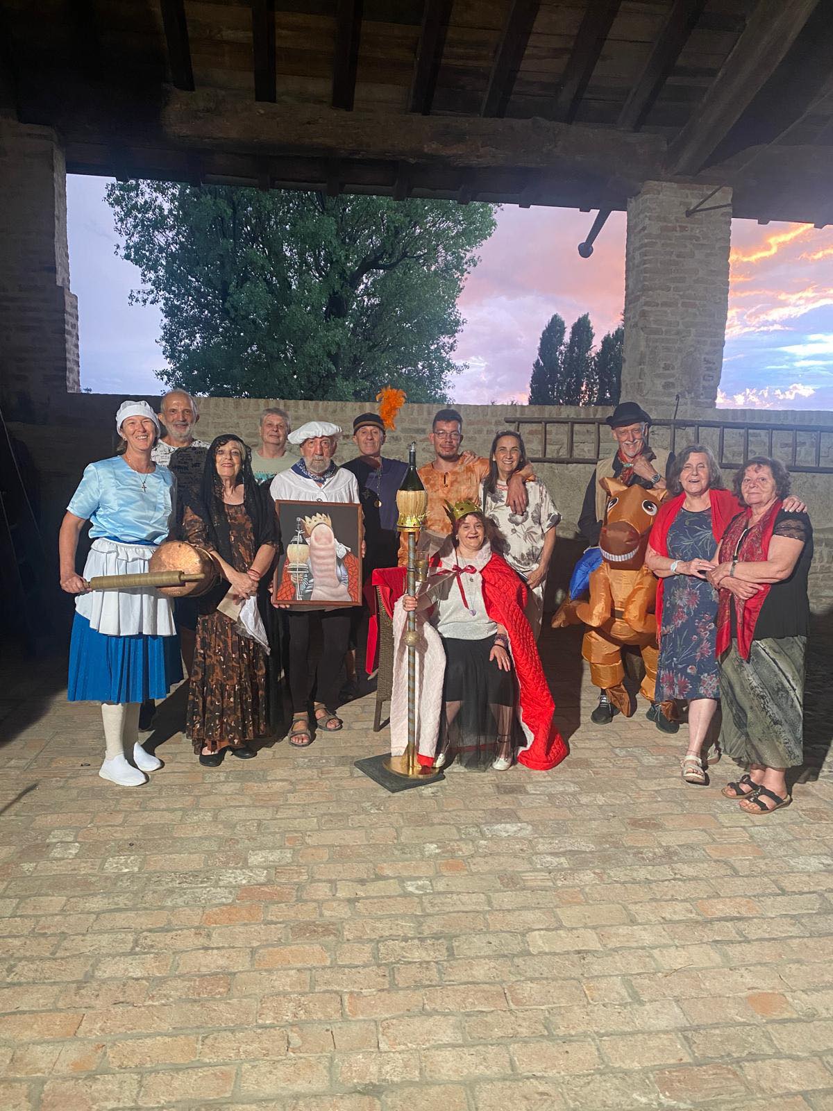 Foto di gruppo della compagnia in costume