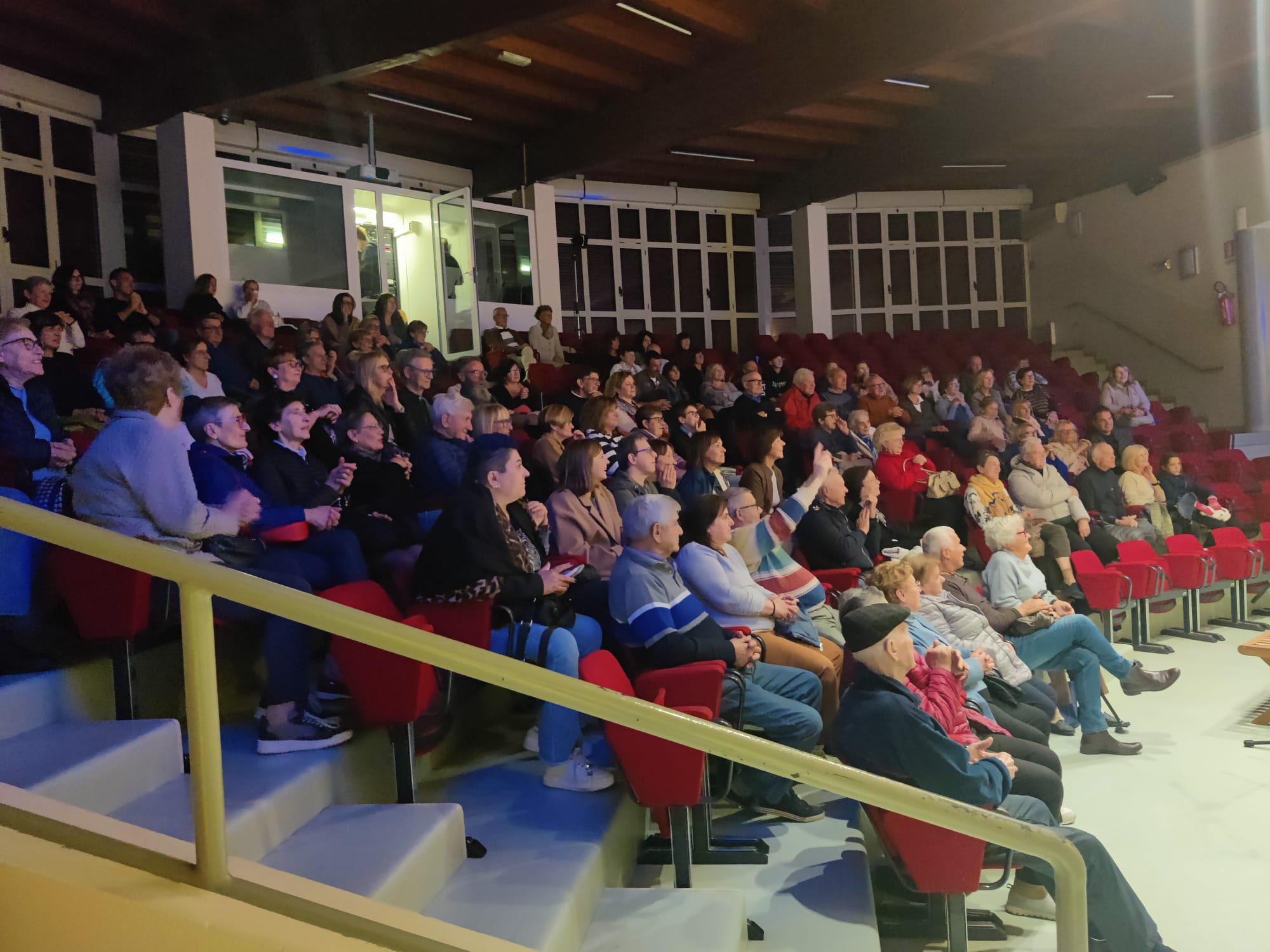 Sala gremita di pubblico