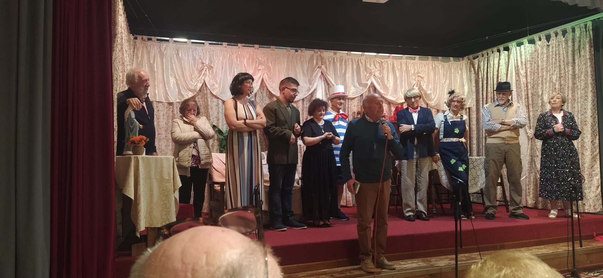 Compagnia schierata sul palco